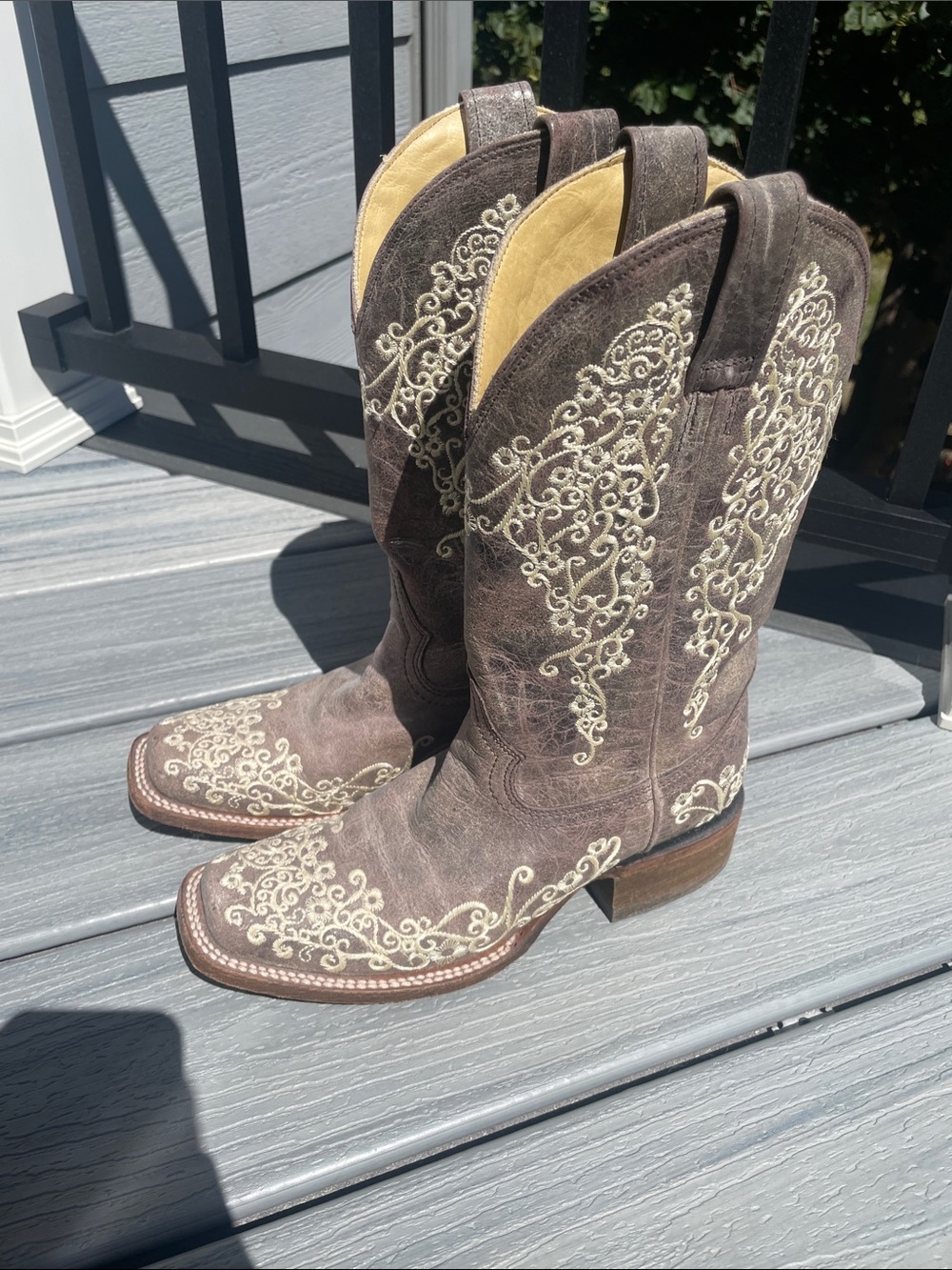 Women’s Brown Embroidered Western Heeled Boots